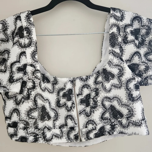 NWOT BCBGMaxAzria | Floral Embroidered Crop Top - Size L - Picture 8 of 11